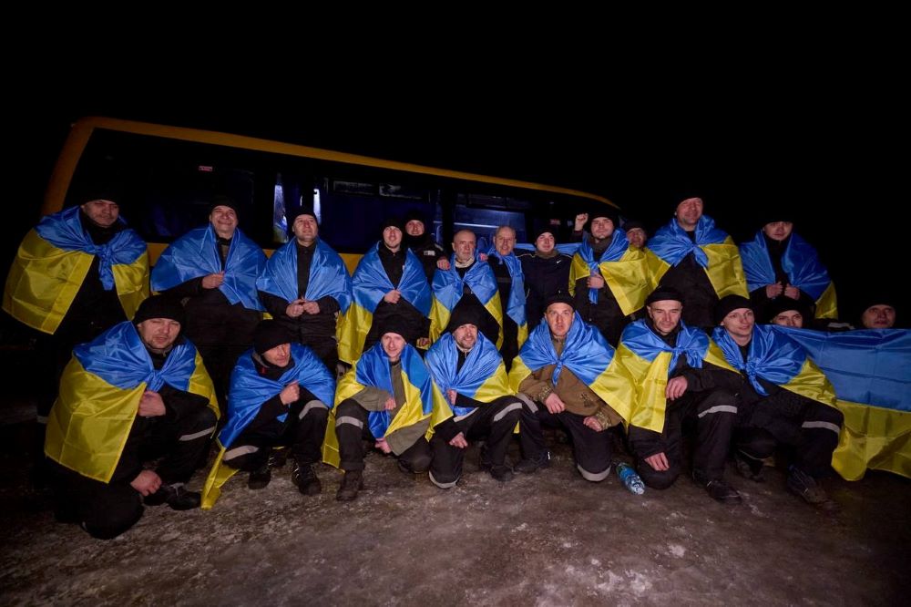 A total of 100 Ukrainian service people have returned home under a fresh prisoner swap with Russia.