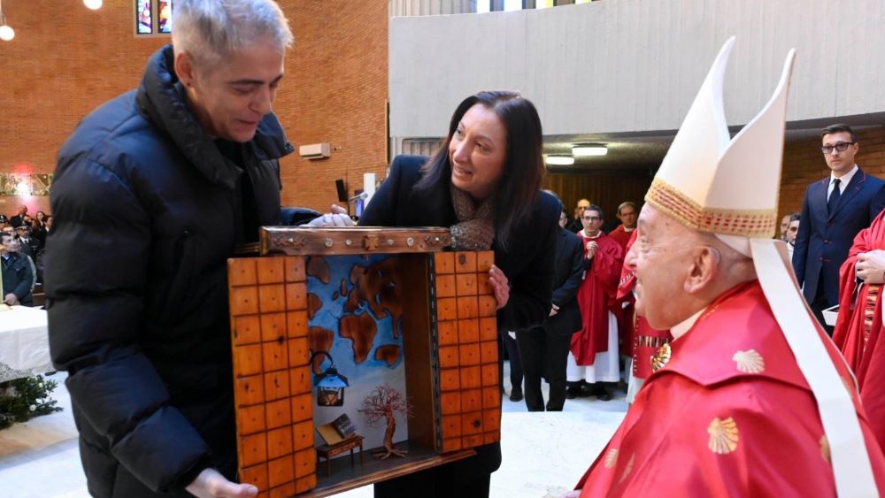 Members of the prison present the Pope with a replica of the Holy Door. Photo by Vatican News 
