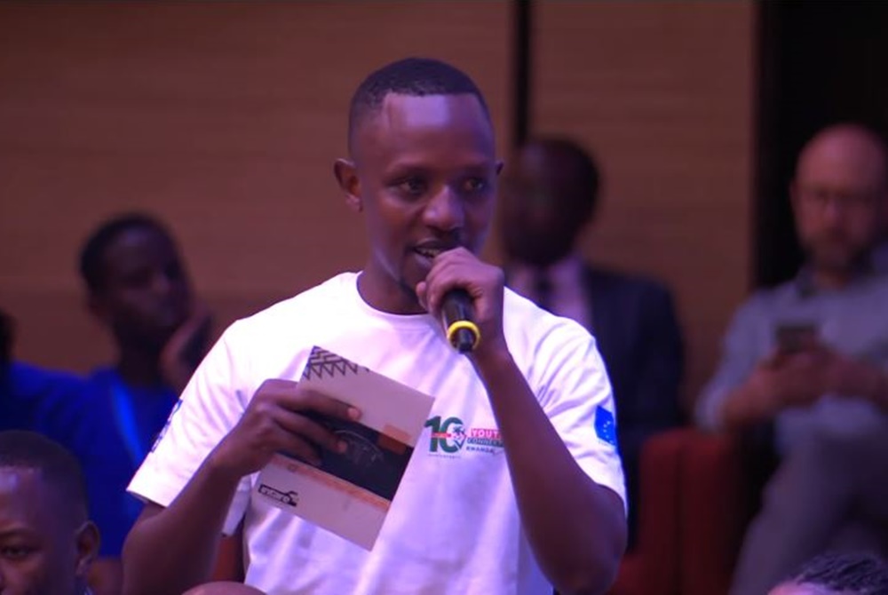 Musinguzi voicing his concerns to President Paul Kagame.
