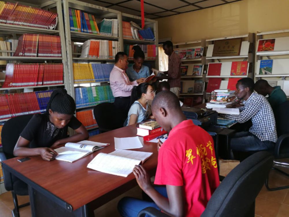 Students and teachers from the Confucius Institute at the University of Rwanda exchange ideas in the Chinese reading room. Photo: China Plus
