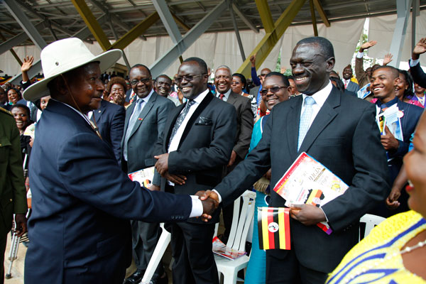 Met. President Museveni shakes hands with former FDC presidential candidate Dr Kizza Besigye at Namugongo during the Pope’s visit to Uganda in 2015. It was the first time the duo had met for many years.