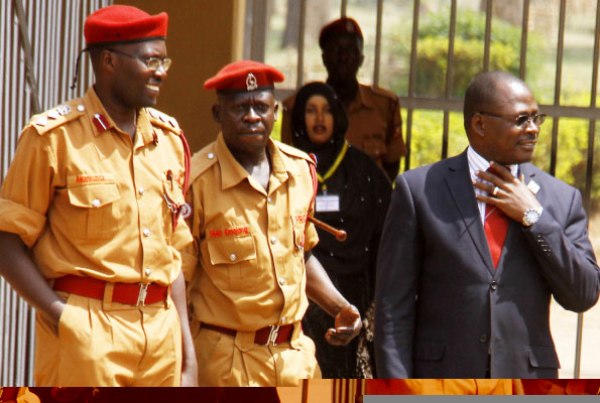 Nakawa Chief Magistrate James Ereemye Mawanda (Right) chats with officials at Luzira prison where he had gone to check on inmates yesterday.