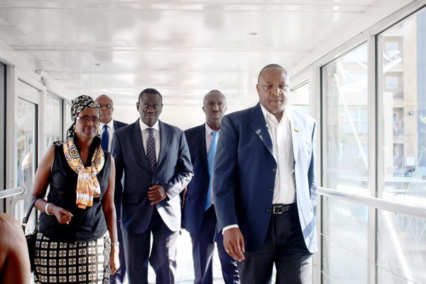 Dr Besigye is received by Ugandans in the Diaspora upon arrival in London for the Forum for Democratic Change UK Chapter event at London’s Hilton Hotel.