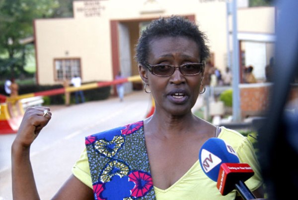 Ms Winnie Byanyima talks to journalists at Luzira prison last week where her husband and Opposition leader Kizza Besigye is being held. Photo by Abubaker Lubowa