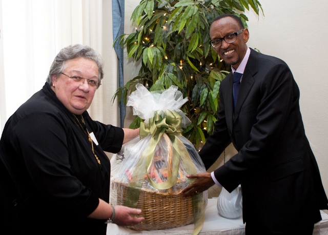 President Kagame Recieves gift from City of Bloomfield.
