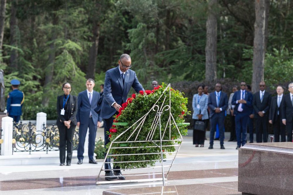 Earlier in the morning, President Kagame visited the Alley of Honor, where he laid a wreath on the tomb of the National Leader of Azerbaijan, Heydar Aliyev and Zarifa Aliyeva.