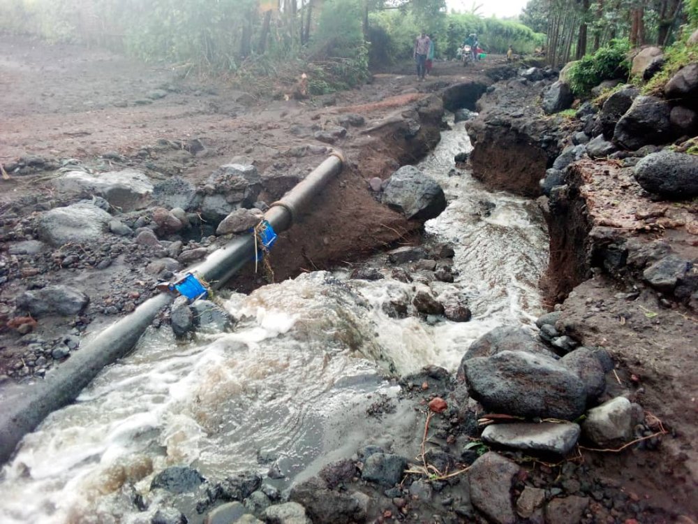 The flood destroyed infrastructures.