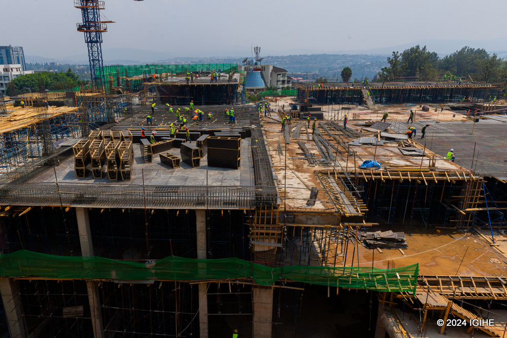 The construction of the complex building is on track. 