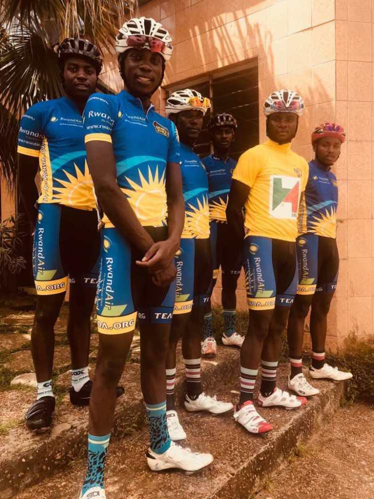 Uwizeyimana (in yellow jersey) and his teammates 