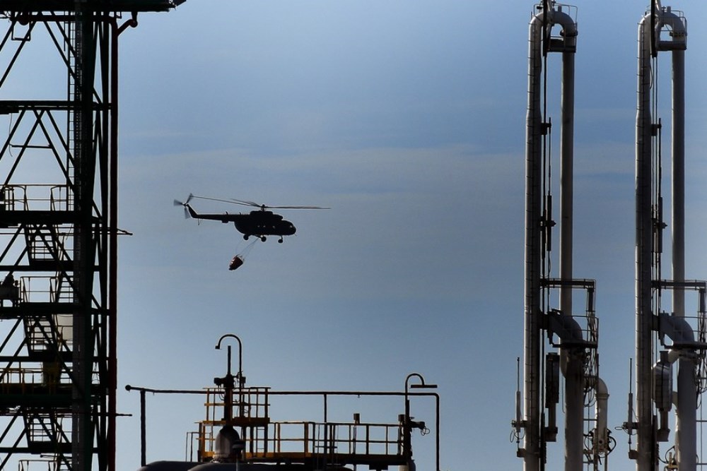 A helicopter pours water at the site where a fire broke out at a fuel storage facility in Matanzas Province, Cuba, on August 8, 2022. (Xinhua/Str)
