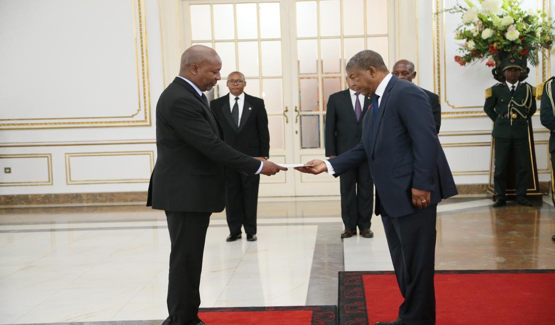The Rwandan Ambassador to Angola, Wellars Gasamagera presented credential letters to the Angolan Head of State