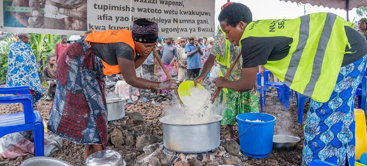Emergency food assistance is provided to displaced people in Goma in the eastern DR Congo. Photo by UN