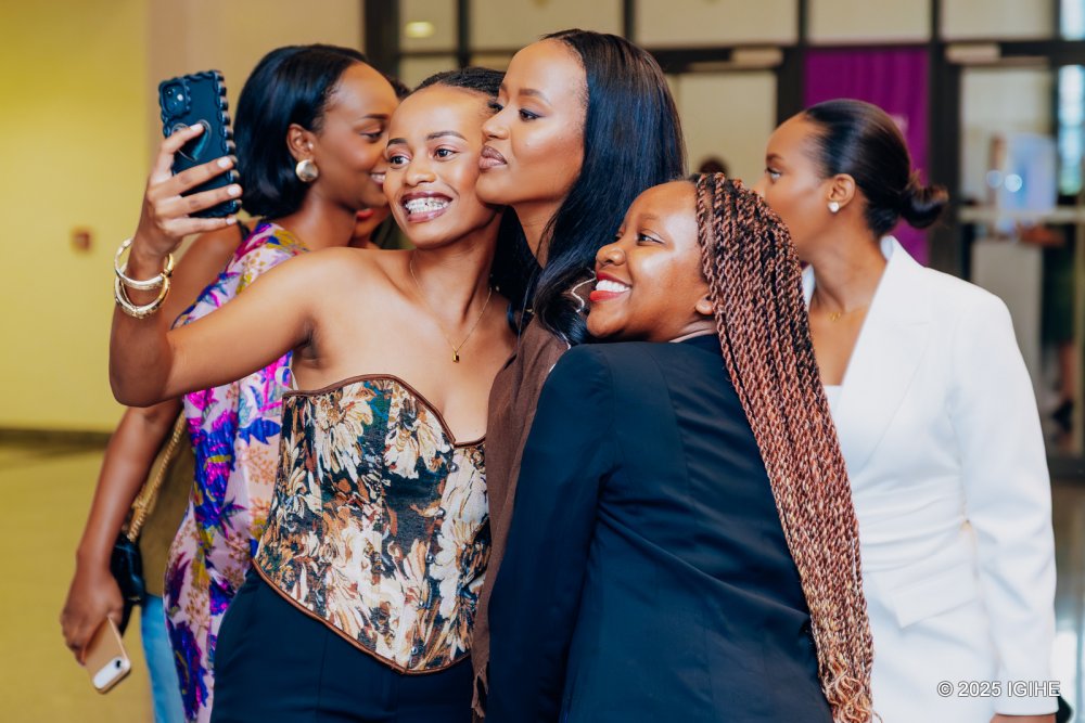 Fans flocked to Miss Nishimwe Naomie for a commemorative photo.