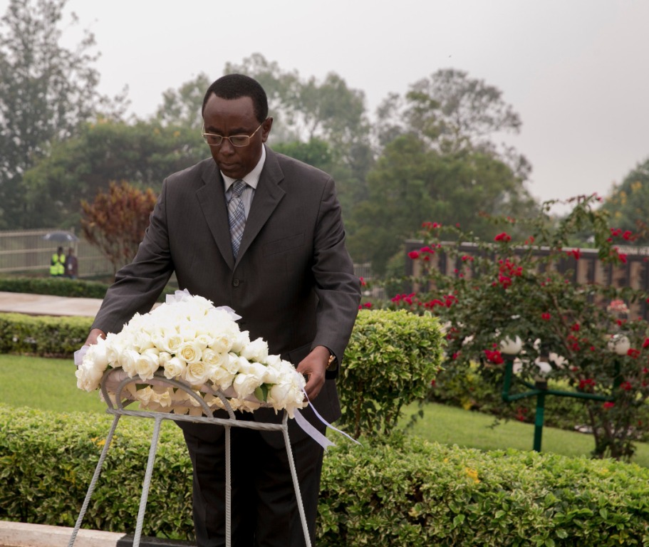 Makuza lays wreaths to the graves of politicians who were killed due to opposing the genocidal plan