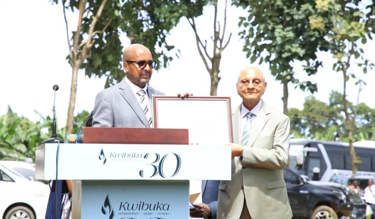 The award was presented to Mohamood Noordin Thobani by Rwanda’s High Commissioner to Uganda Col. Joseph Rutabana.