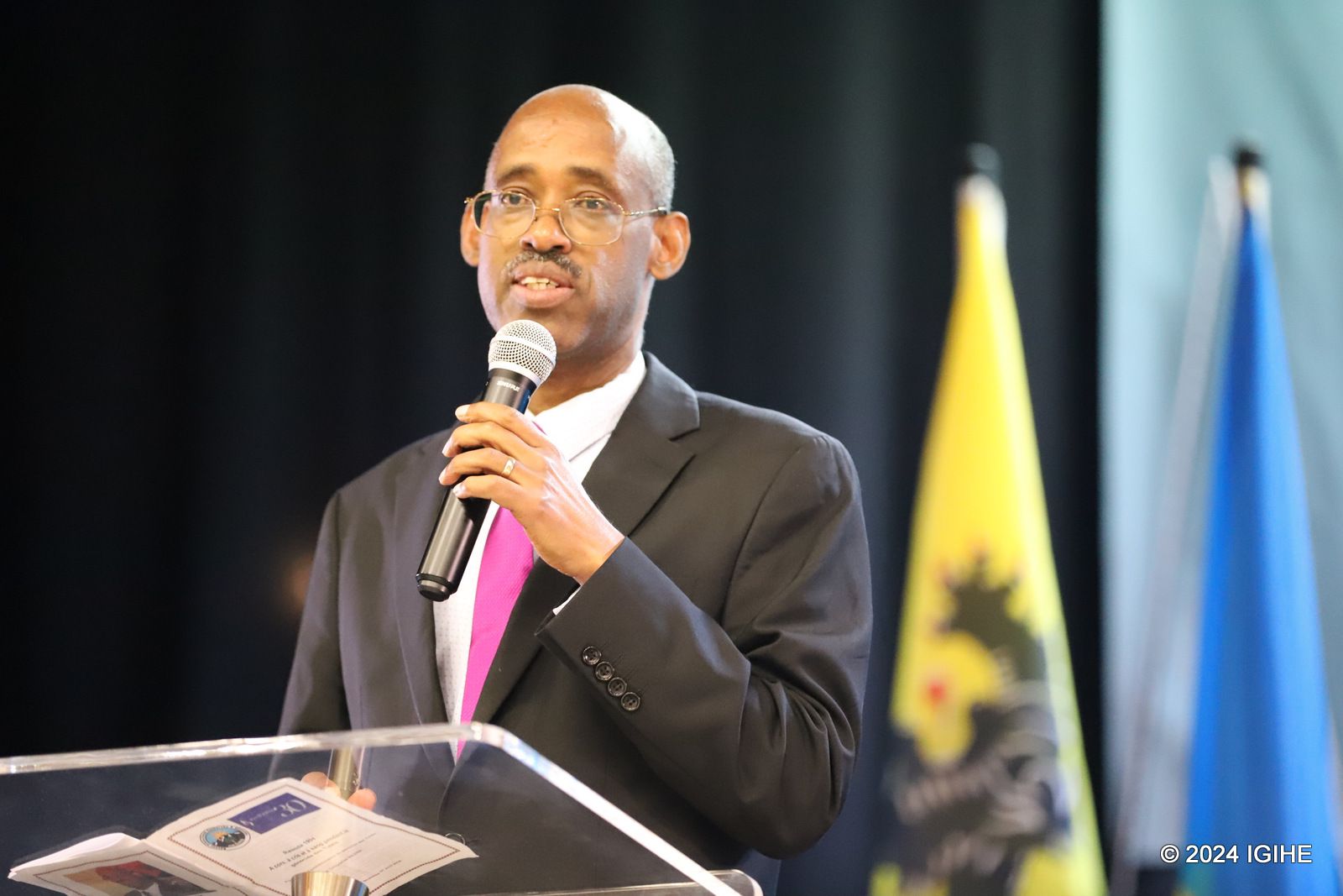      Déo Mazi recited a poem dubbed « Rwanda 1994 : A cors, à cris et à sang pendant le génocide des Tutsis »