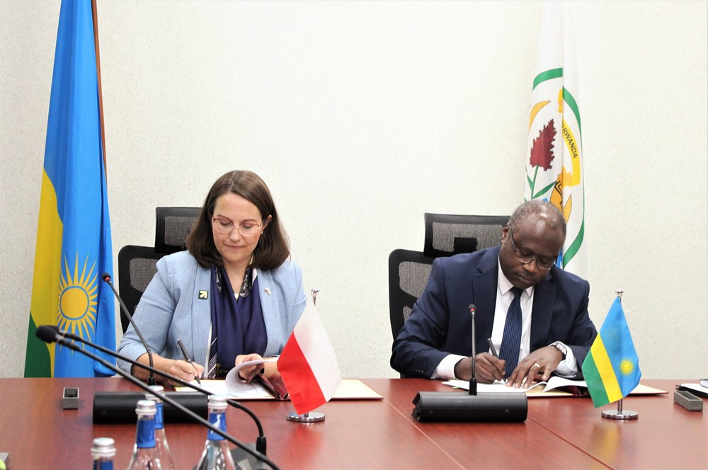 The Memorandum was signed by Dr. Uzziel Ndagijimana (right), the Minister of Finance and Economic Planning on behalf Rwanda, and Finance Minister Ms Magdalena Rzeczkowska, on behalf of the Republic of Poland.