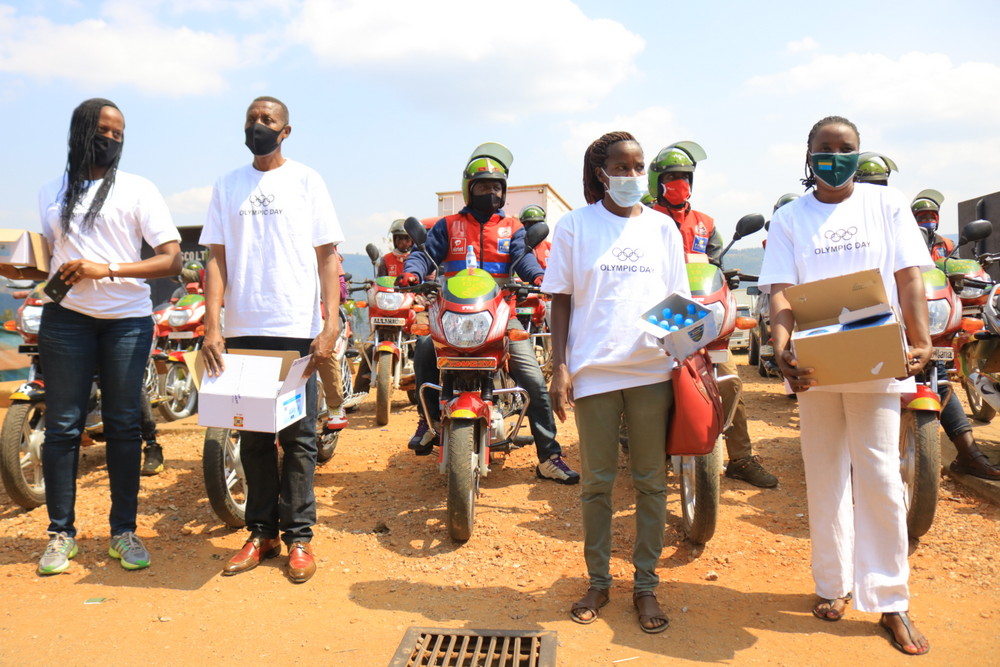 Rwanda Olympians Association (ROA) distributing hand sanitizers to more than 700 taxi-motos in the City of Kigali, thus, contributing to the fight against the coronavirus.