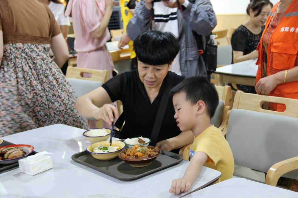 Managed by the Center for Senior Citizens’ Care, the canteens provide nutritious meals and foster a sense of community among the elderly residents.