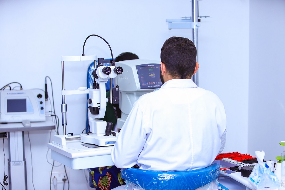 Pyramids Eye Center has doctors working full-time.