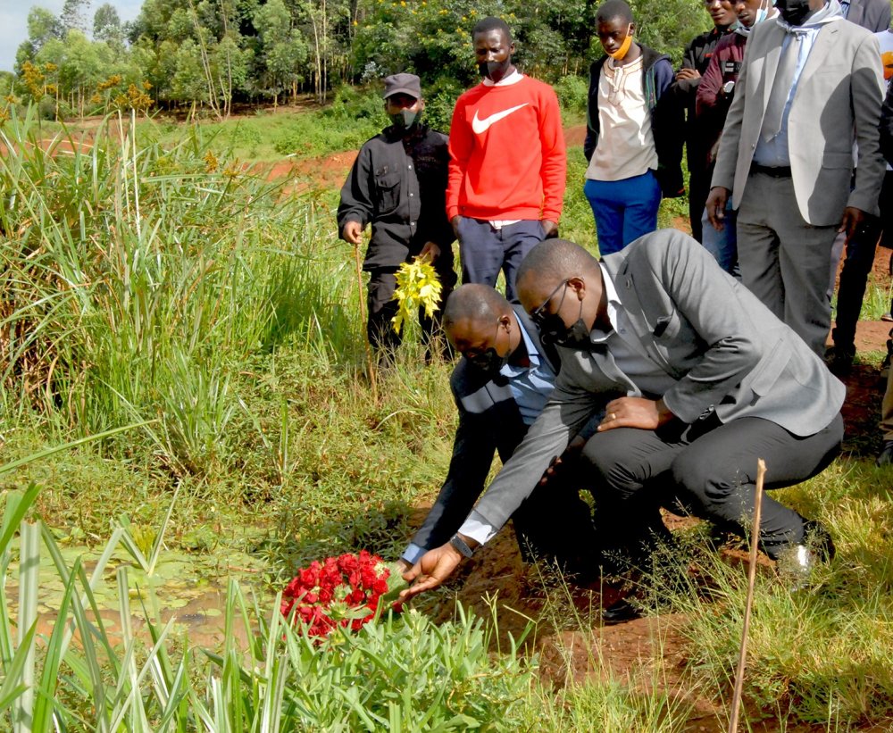 Mourners laying wreaths at Ruramira dam. 