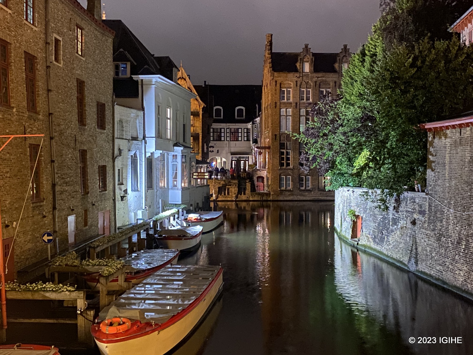 Bruges, the "Venice of the North," enchants visitors with its beautiful canals. Boat trips allow travelers to fully experience the city's charm.