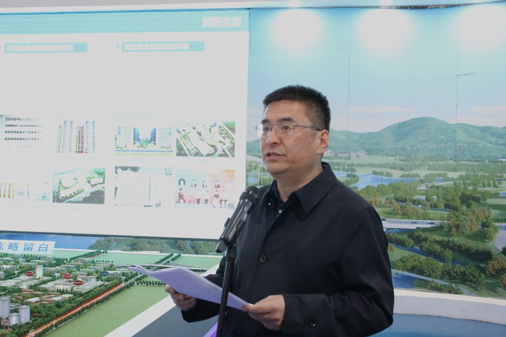 Liu Qiang, the deputy mayor of Changping District speaking to foreign journalists on Friday, 12th April 2024. 