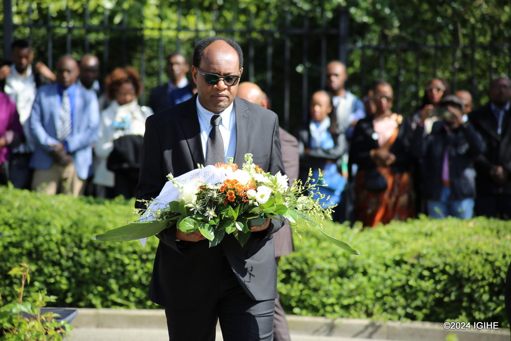 Sagaga, the President of Ibuka-Belgique laid a wreath at the memorial. 