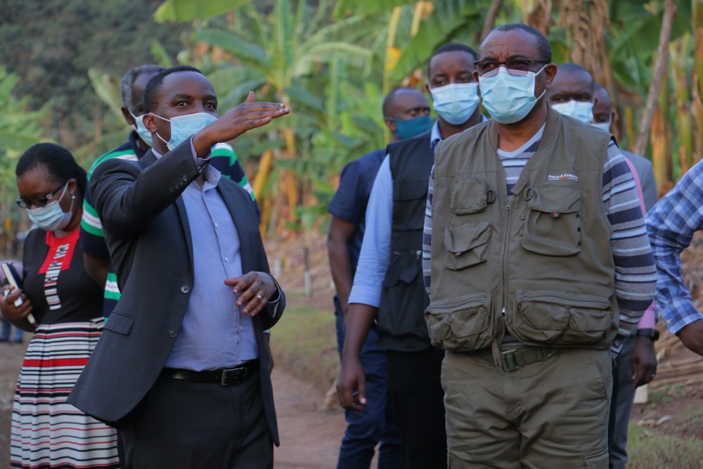  Hailemariam Desalegn Boshe visited the Rwanda Agriculture Board, RAB and  pledging to continue with the cooperation