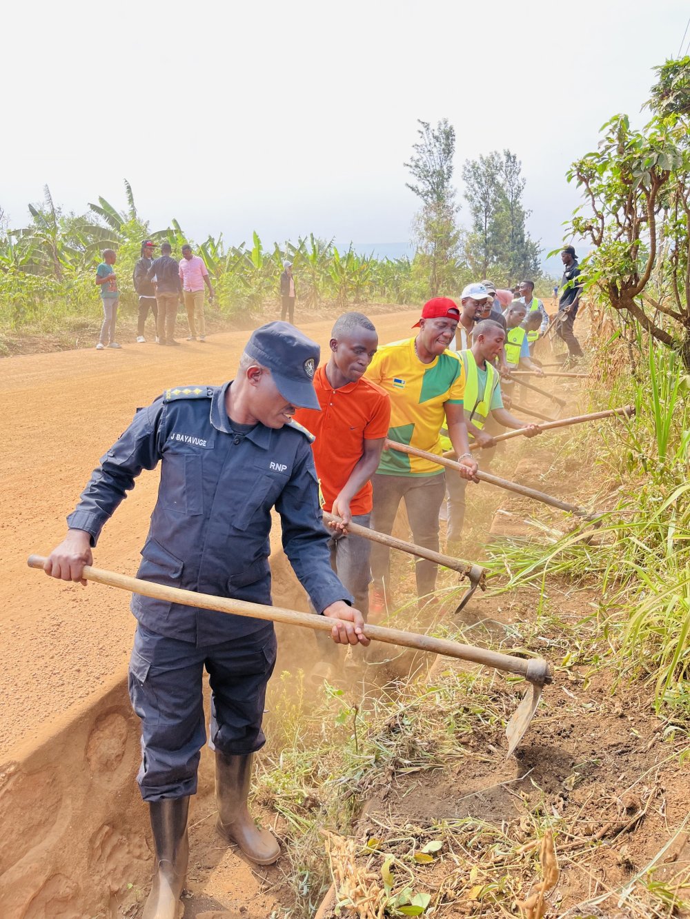 The day’s activities began with Umuganda, Rwanda’s traditional community work, during which Senderi and local residents joined forces to clear roads.