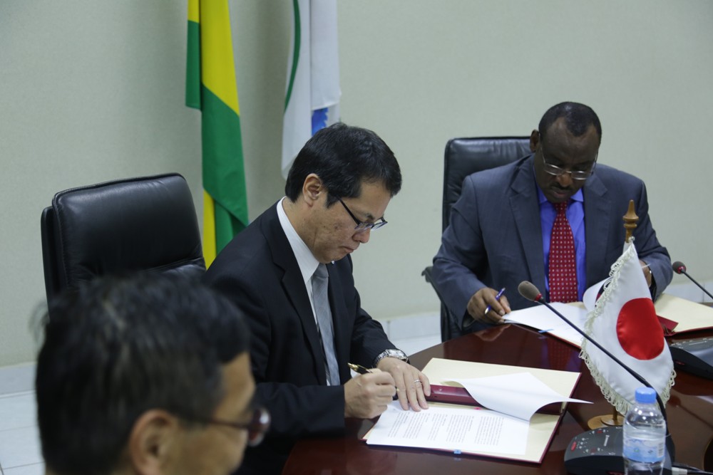 Japan ambassador to Rwanda, Takayuki Miyashita and the Minister of Finance and Economic Planning (MINECOFIN),Claver Gatete signing agreements.