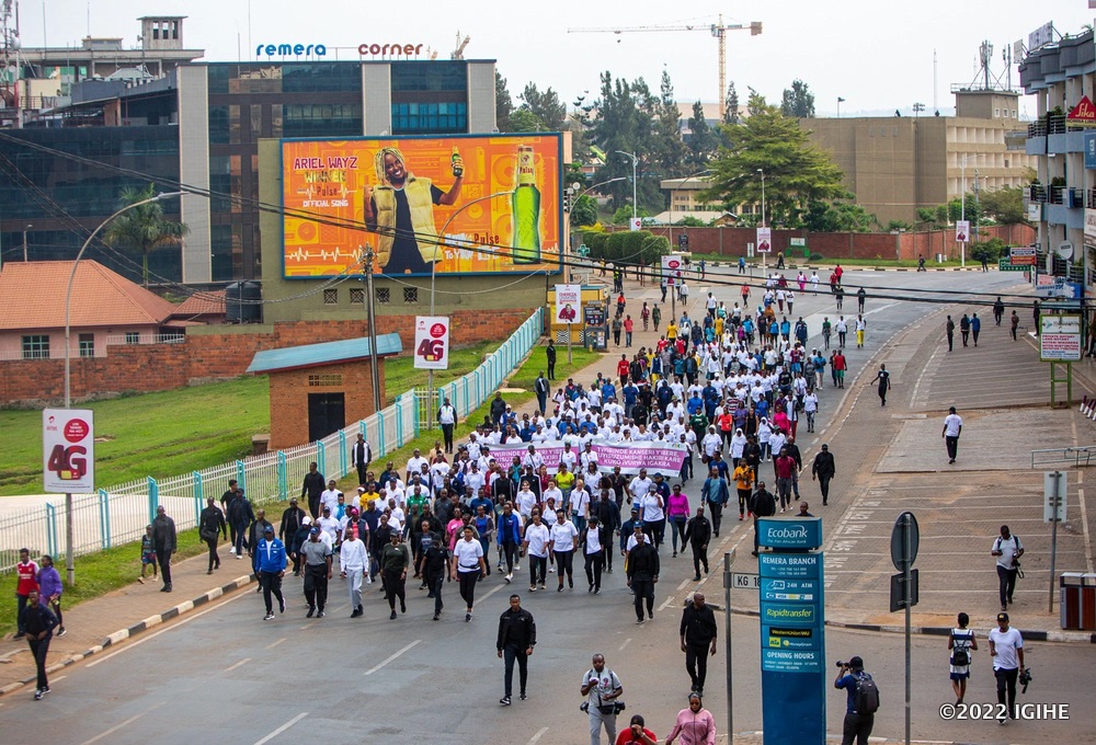 President Paul Kagame, First Lady Jeannette Kagame and Gen Muhoozi Kainerugaba have joined kigali residents in Car Free Day which coincided with the campaign against Breast Cancer. 
