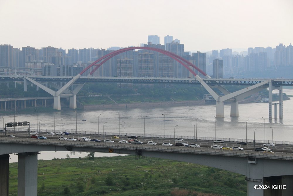 The Yangtze River runs through Chongqing, extending 691 kilometers and is joined by rivers like the Jialing River and Wujiang River.
