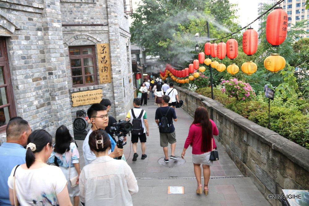 The Mountain City Alley Traditional Style Area located in the central part of Yuzhong Peninsula, is one of key features worth visiting in Chongqing.