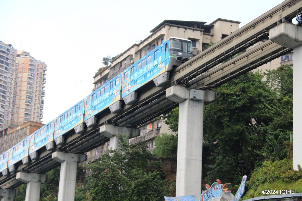 The monorail cleverly achieves its functionality based on the complex terrain, which embodies the wisdom of the Chongqing people and ultimately stands among testaments to Chinese people’s prowess and great zeal to always foster innovations.