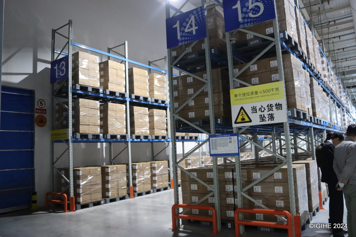 Sinopharm's racking areas cover 2,016.11 square meters and 2,143.23 square meters with a height of 14 meters, and house approximately 3,676 cargo spaces.