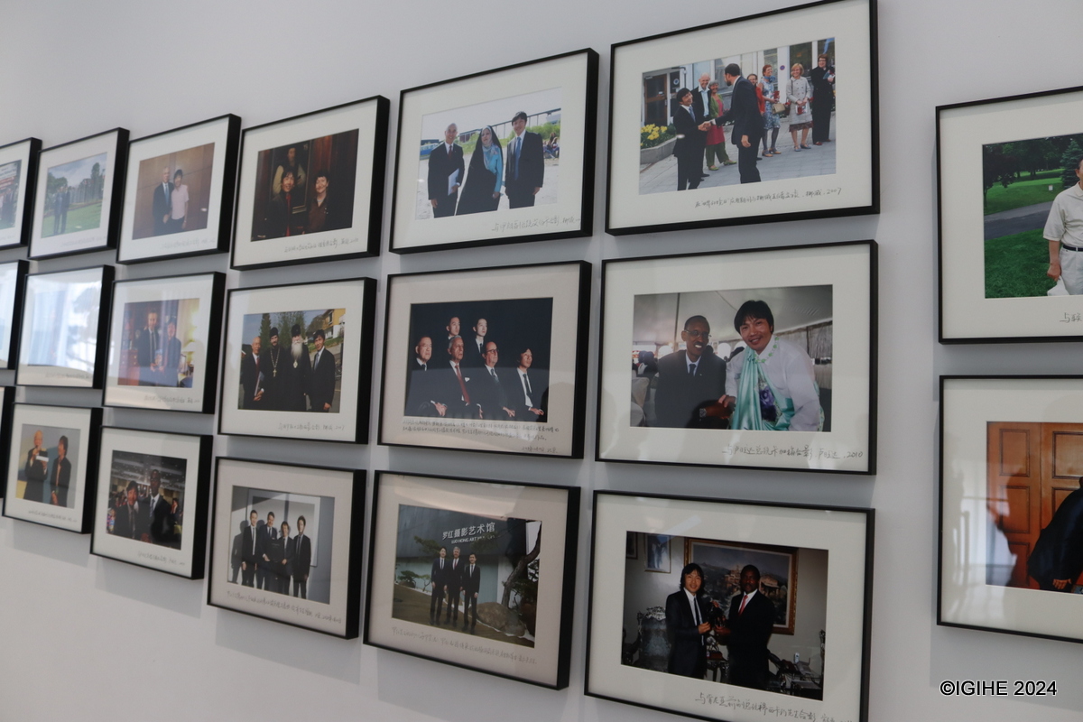 At the entrance of the museum's exhibition, one can see pictures of Meet Luo Hong with high profile personalities at different moments.