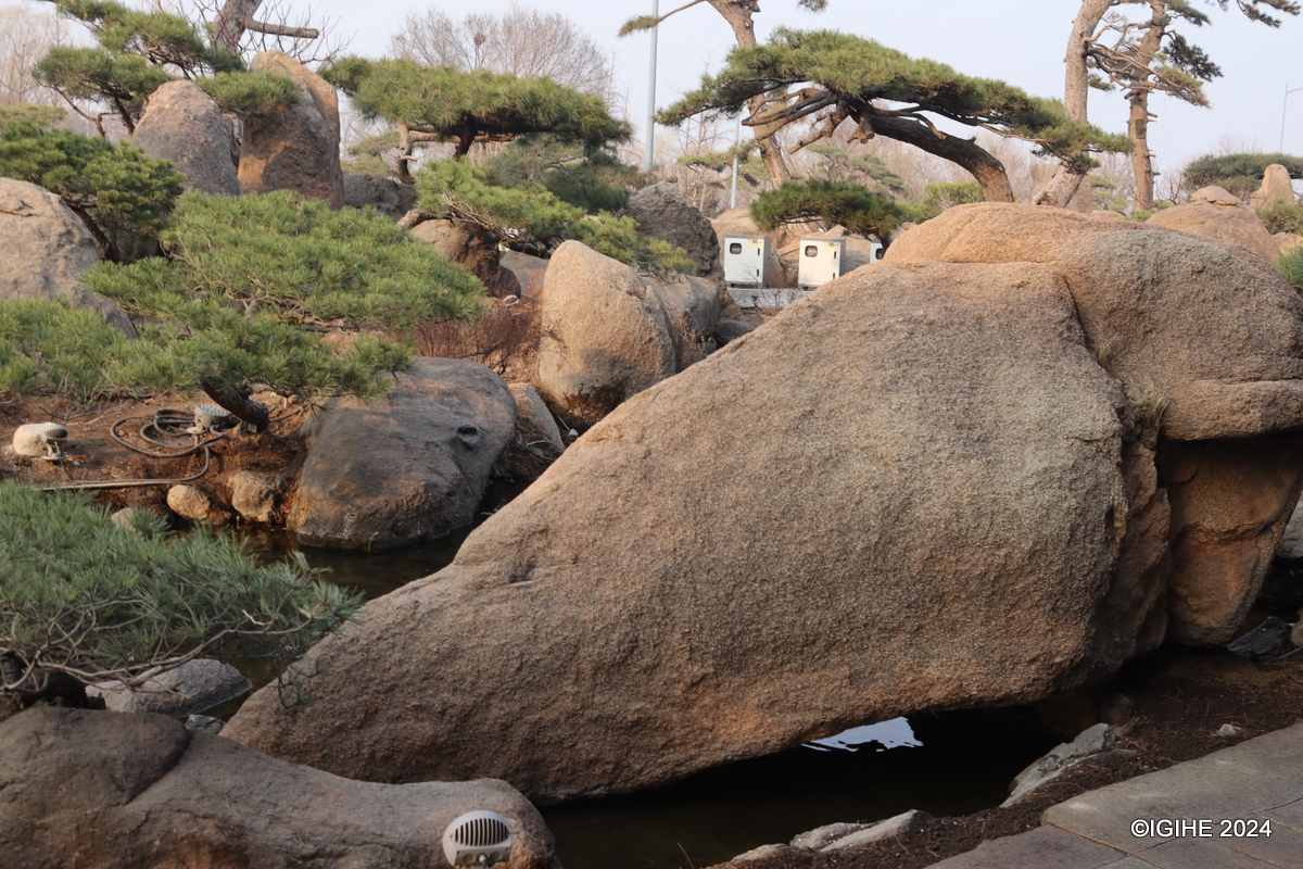Over 30 traditional stone craftsmen from Shandong were commissioned to create intricate stone art, adding to the garden's tranquility and aesthetic appeal.