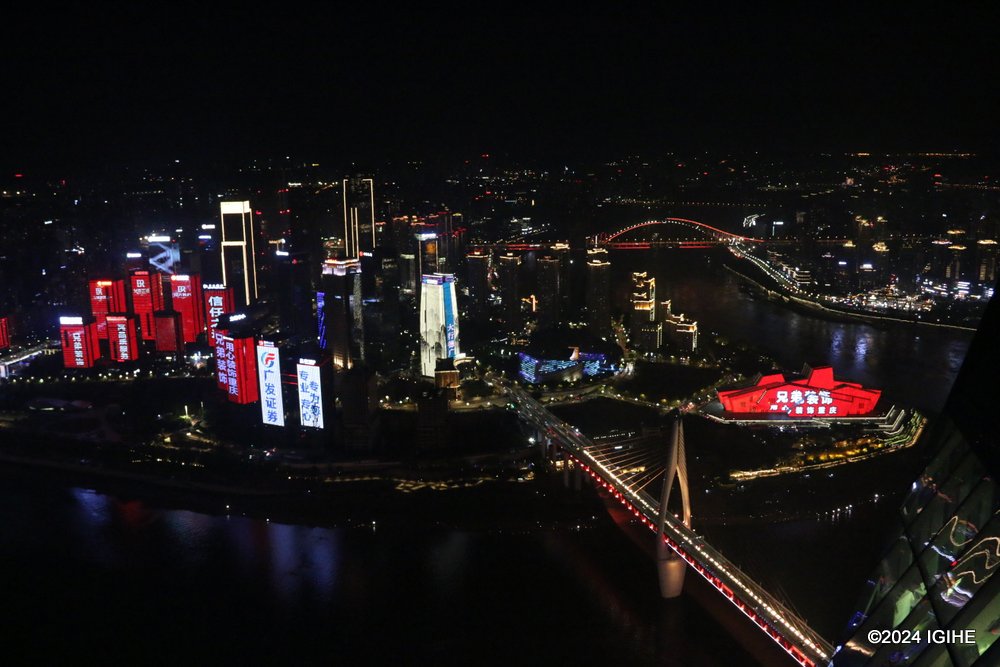 Chongqing WFC Observation Deck offers a clear view of the city's magnificence.
