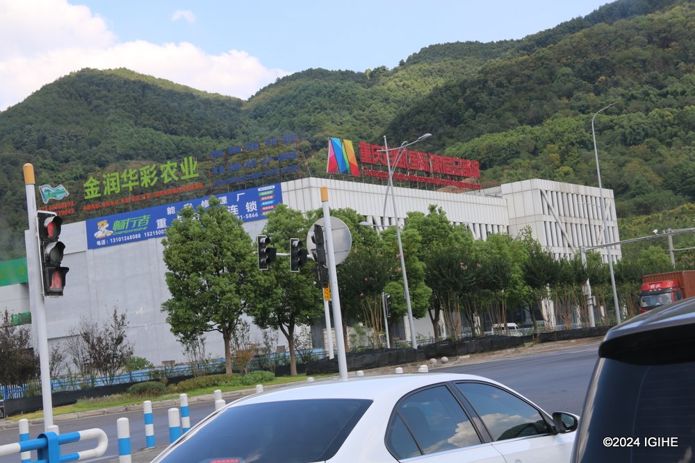 Chongqing is known as the “Mountain City” and “River City,” characterized by its subtropical humid monsoon climate, featuring early springs, hot summers, rainy autumns, and mild winters.