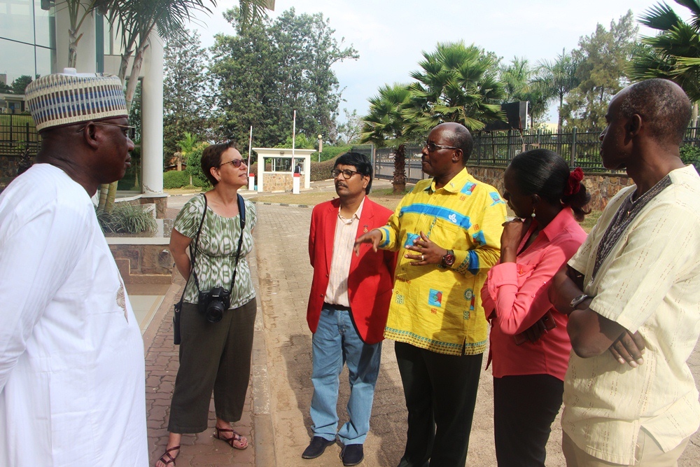 They toured the public library, which is located in Kacyiru sector, Gasabo District