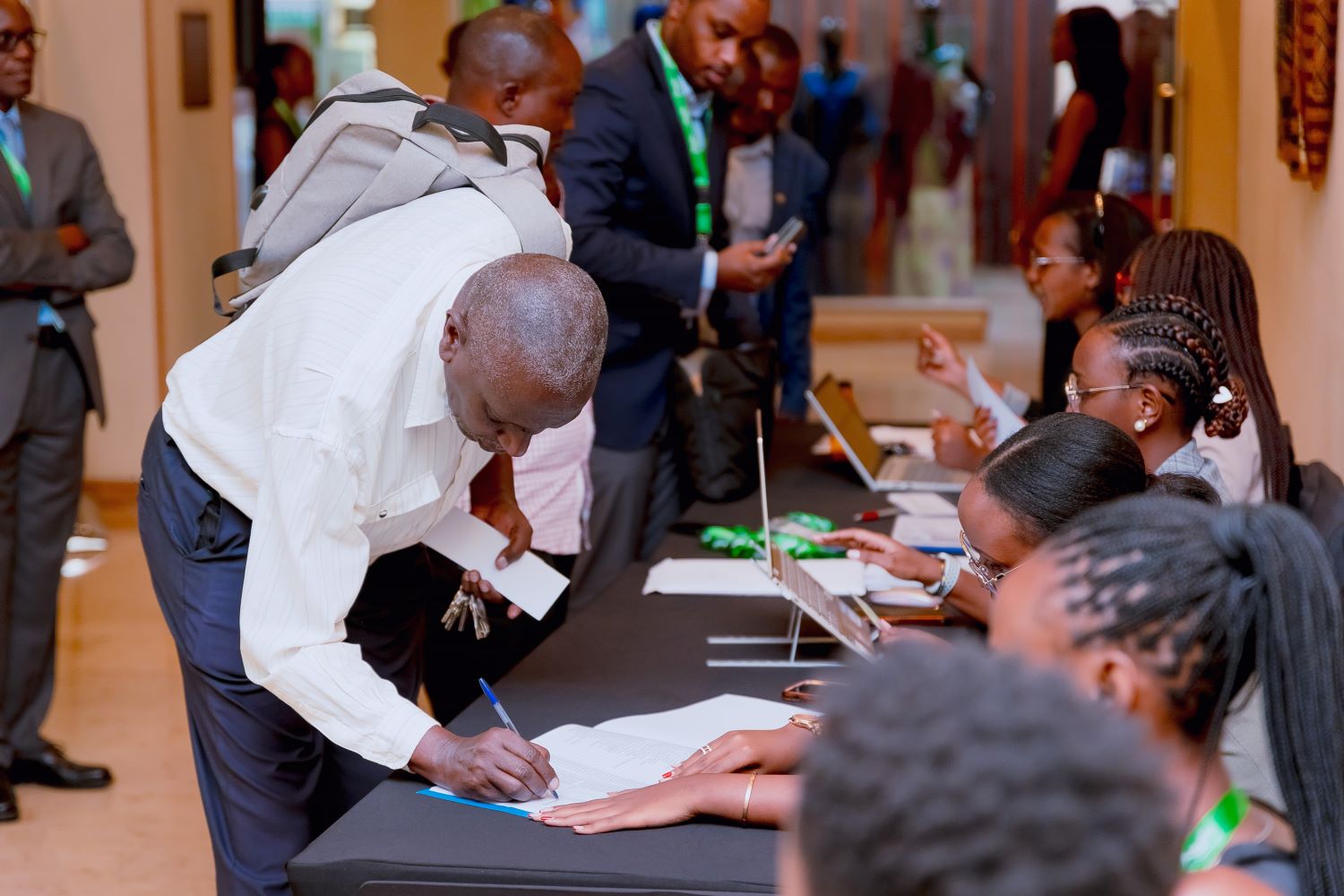 Shareholders registering upon arrival.
