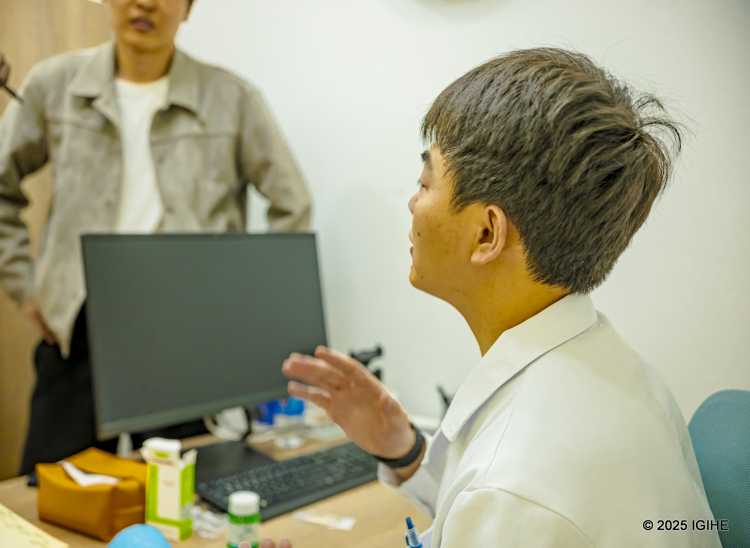 In a consultation room at a Chinese medicine hospital, I discussed my symptoms with an experienced TCM specialist before treatment.