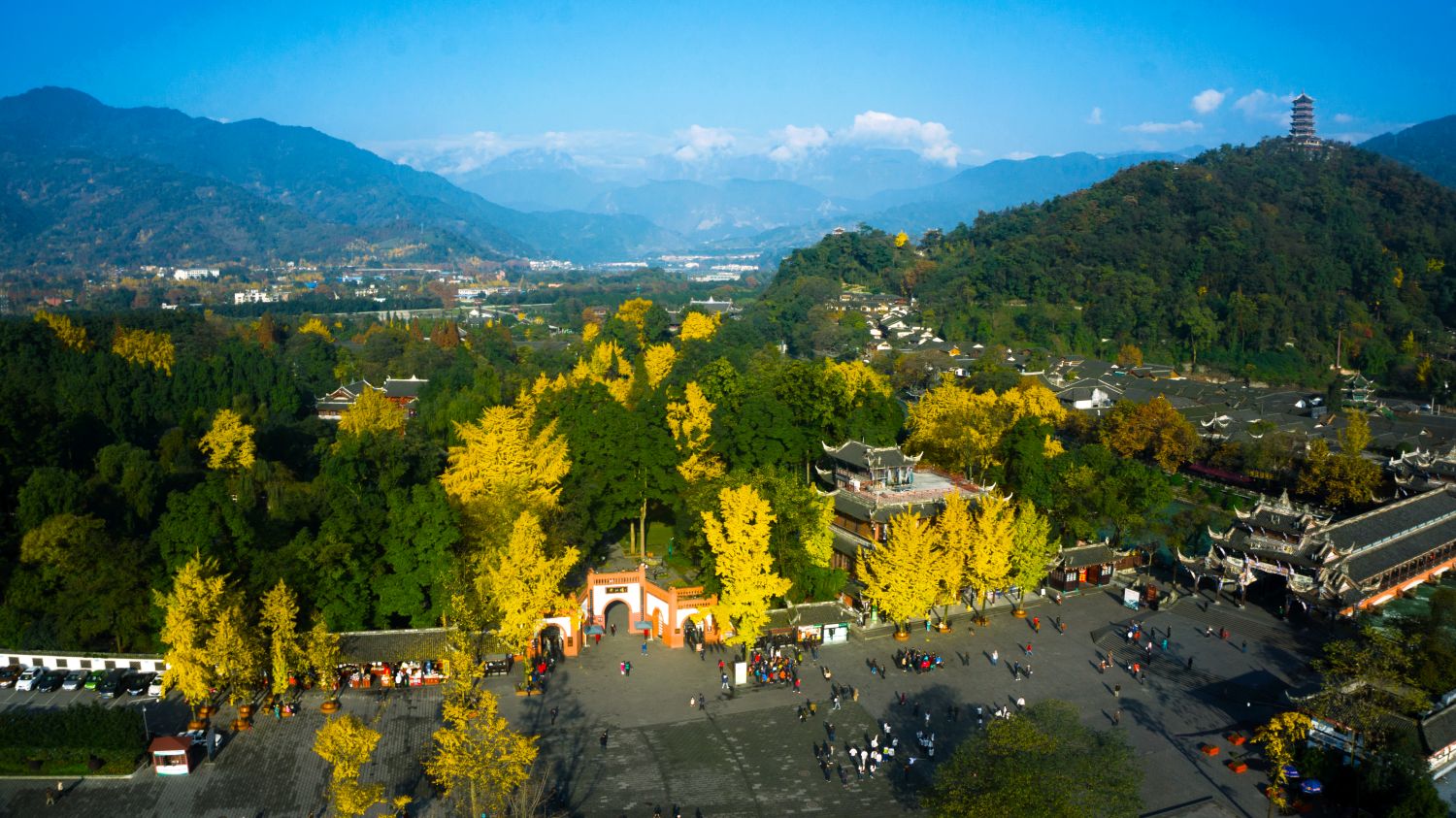 In Dujiangyan, even the air feels more refreshing.
