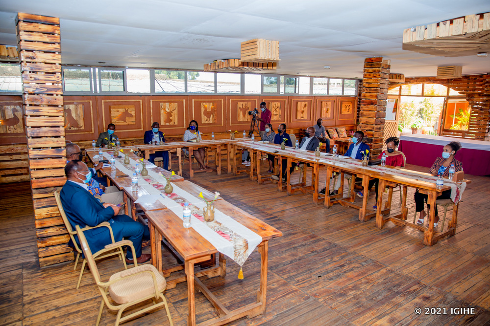 The meeting brought together representatives from Rotary and Rotaract Clubs in Rwanda. 