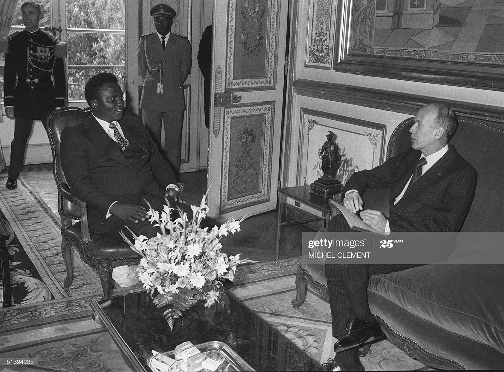 Giscard and Habyarimana holding talks.  