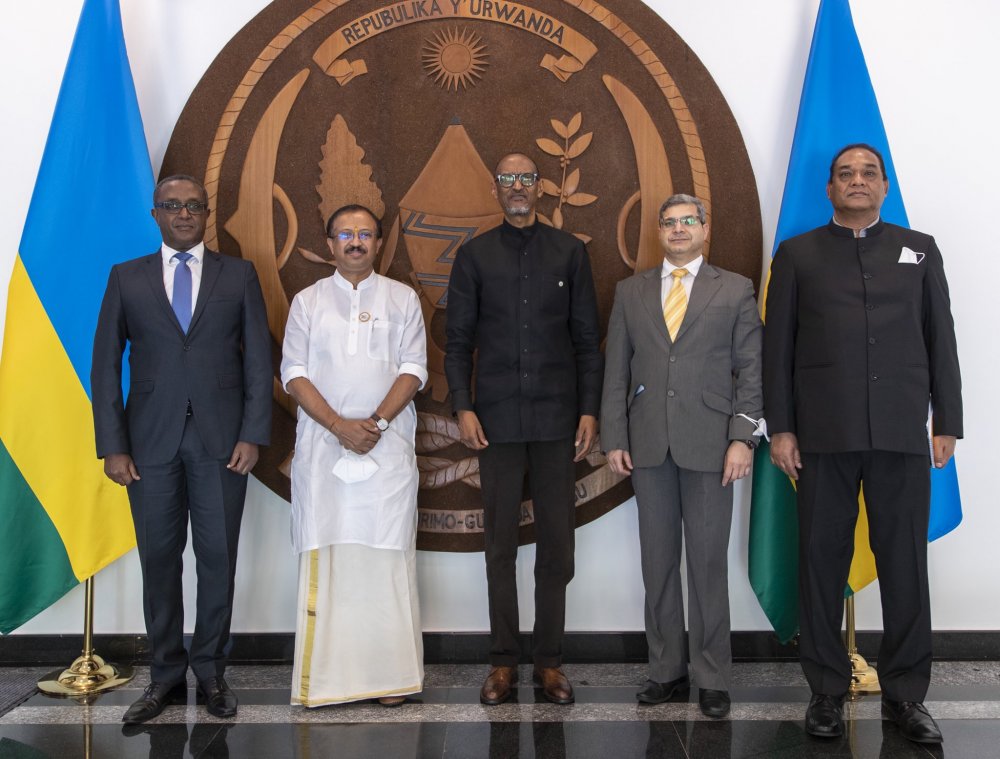 Indian Minister of State for External Affairs and Parliamentary Affairs and his delegation in a group photo with President Kagame and Minister Biruta.