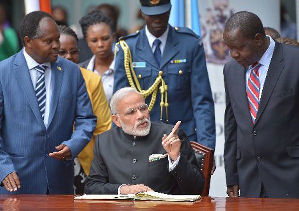 India's Prime Minister Narendra Modi (center) speaks with Education Cabinet Secretary Fred Matiang'i (right) and University of Nairobi Vice-Chancellor Peter Mbithi on July 11, 2016 at the institute. Mr Modi said India was ready to help Kenya inject efficiency into its health institutions.