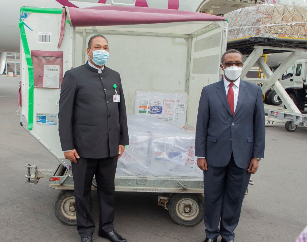Minister Biruta received the 50,000 vaccines at Kigali International Airport along with Oscar Kerketta, High Commissioner of India to Rwanda.
