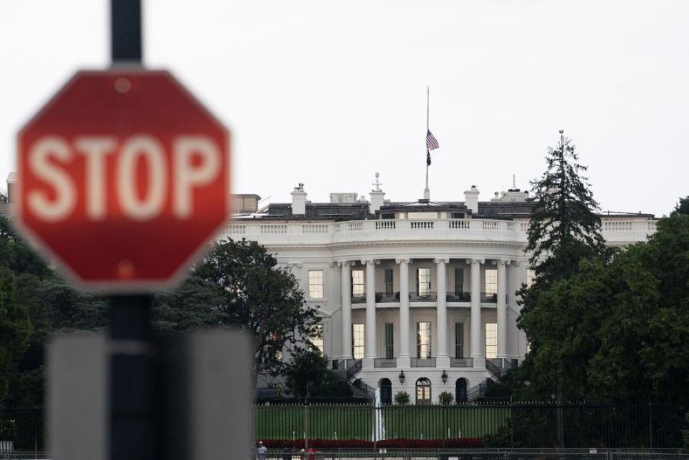 Photo taken on Aug. 4, 2022 shows the White House and a stop sign in Washington, D.C., the United States.
